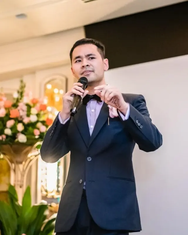 Linus Ng performing